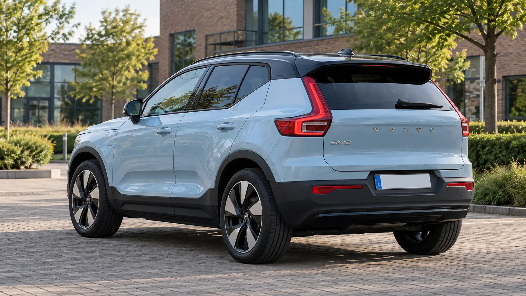 Volvo EX40 in lichtblauw, van achteren gezien