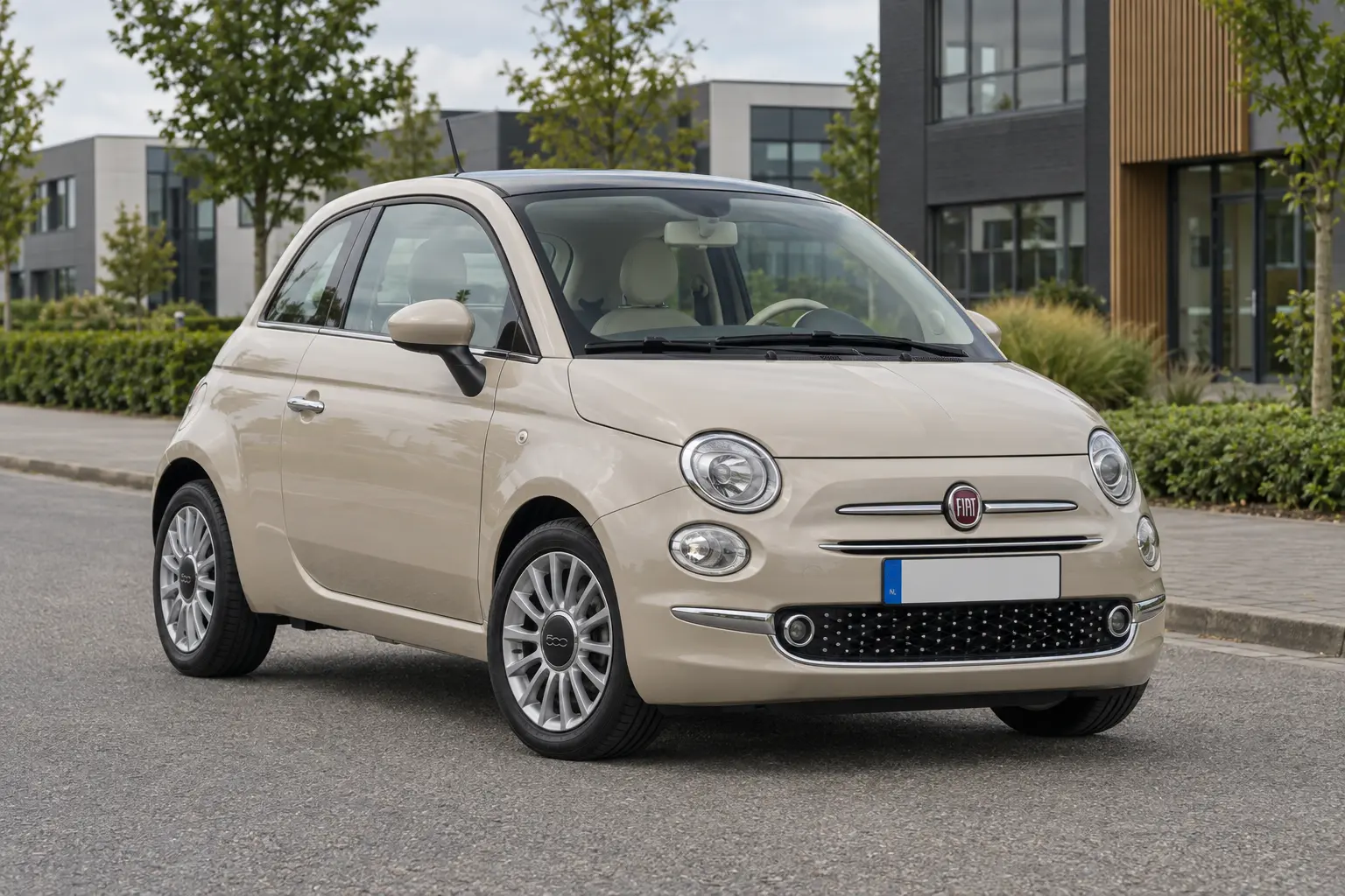 Beige Fiat 500 TwinAir bij een bedrijfspand
