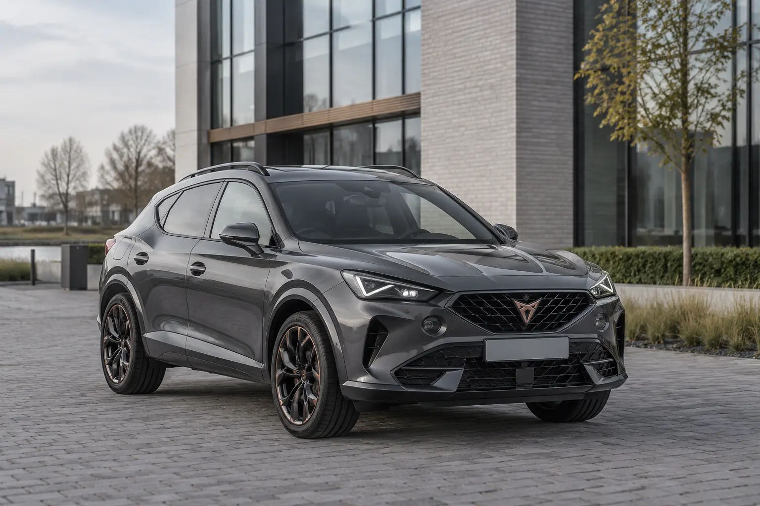 Grijze CUPRA Formentor bij een bedrijfspand