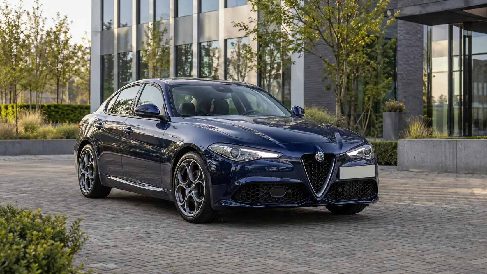 Blauwe Alfa Romeo Giulia Veloce bij een modern kantoor