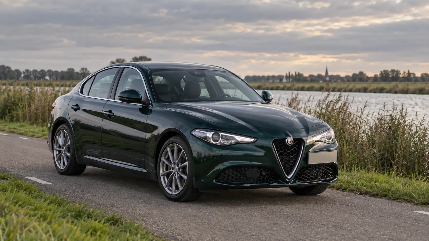 Groene Alfa Romeo Giulia Ti op een landelijke zakenlocatie