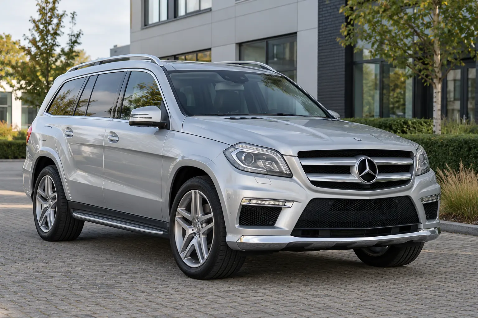 Zilveren Mercedes-Benz GL 63 AMG bij een modern kantoor