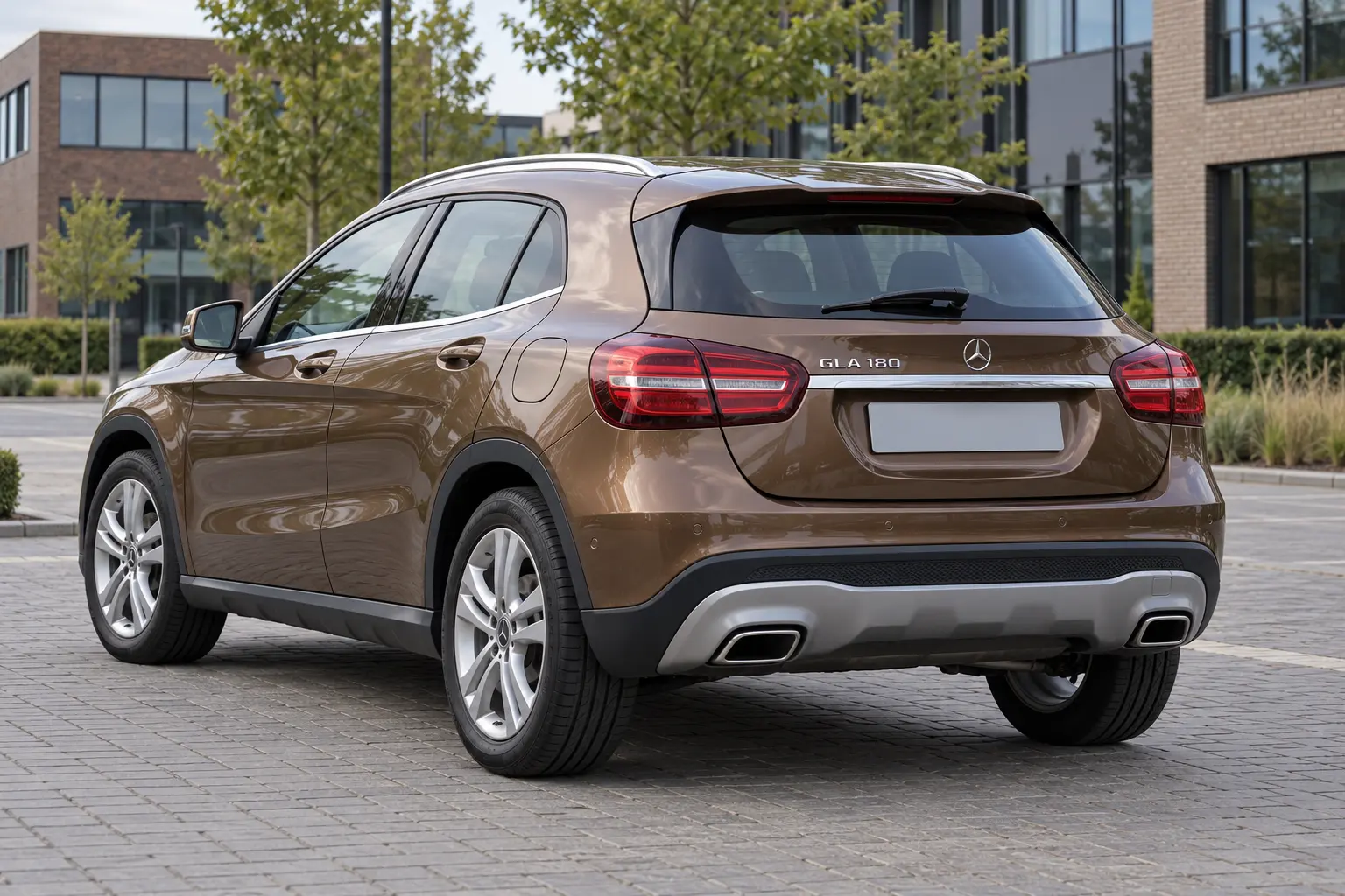 Bronzen Mercedes-Benz GLA 180 van de eerste generatie