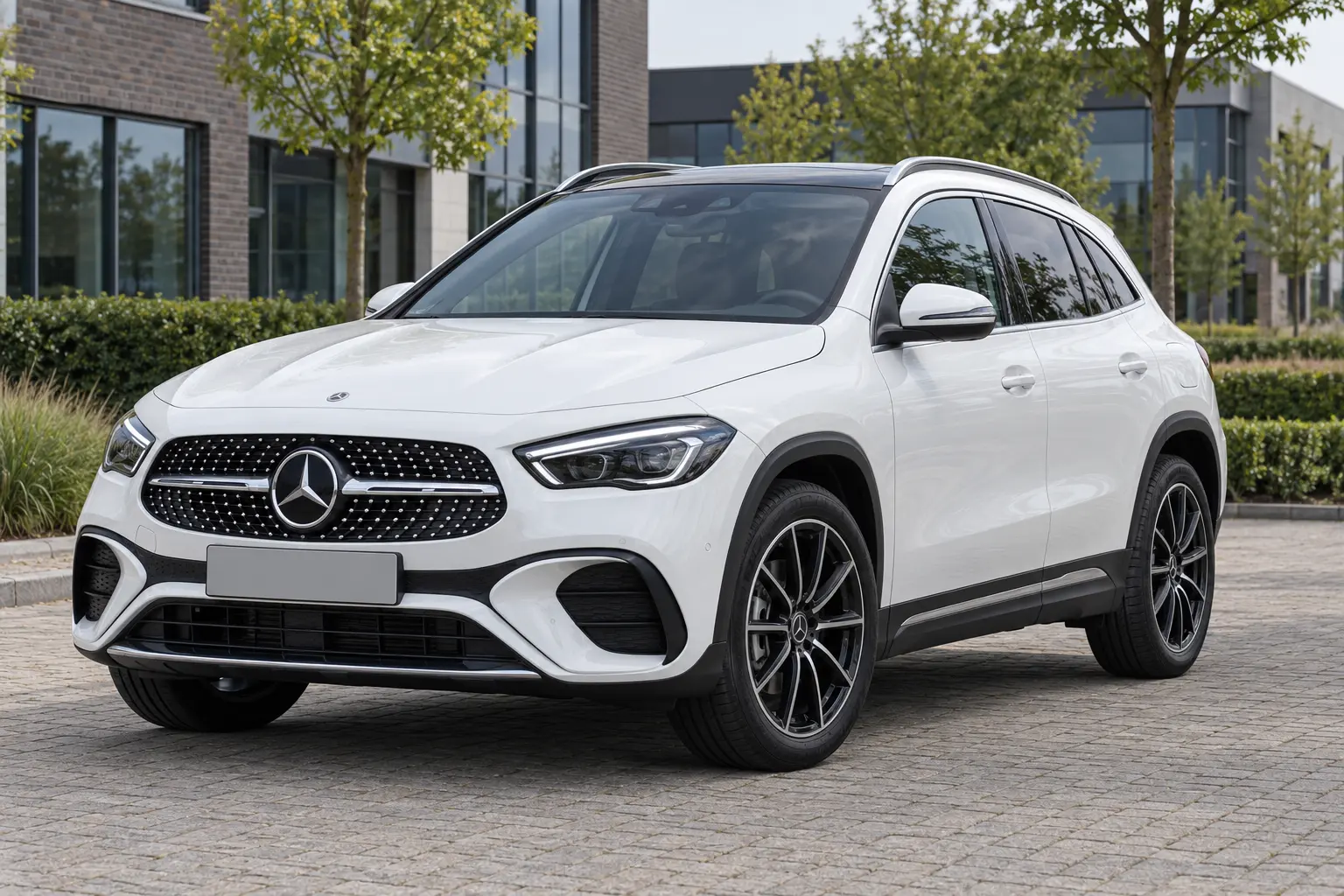 Witte Mercedes-Benz GLA 250 e bij een modern kantoor