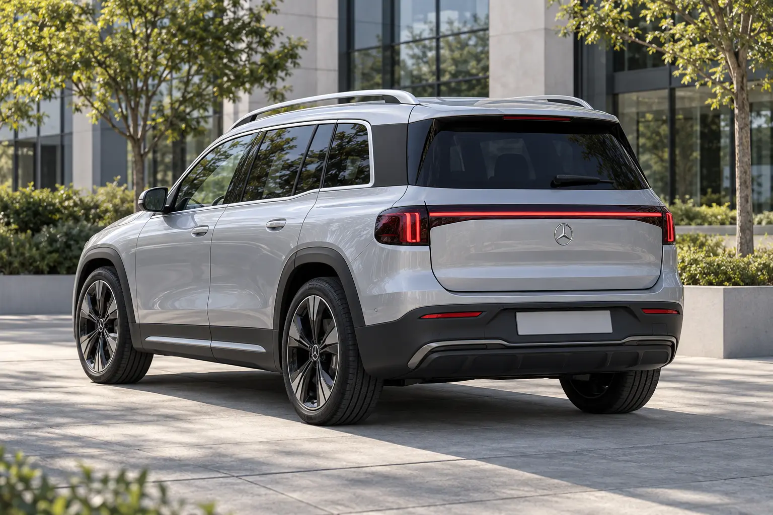 Nieuwe zilveren elektrische Mercedes-Benz GLB van achteren