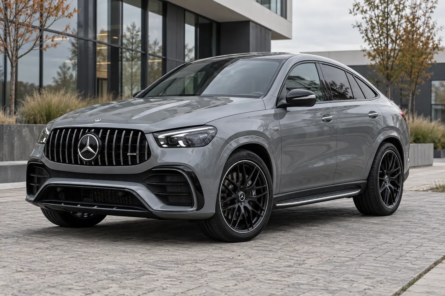 Grijze Mercedes-AMG GLE 53 HYBRID Coupé met verticale AMG-grille