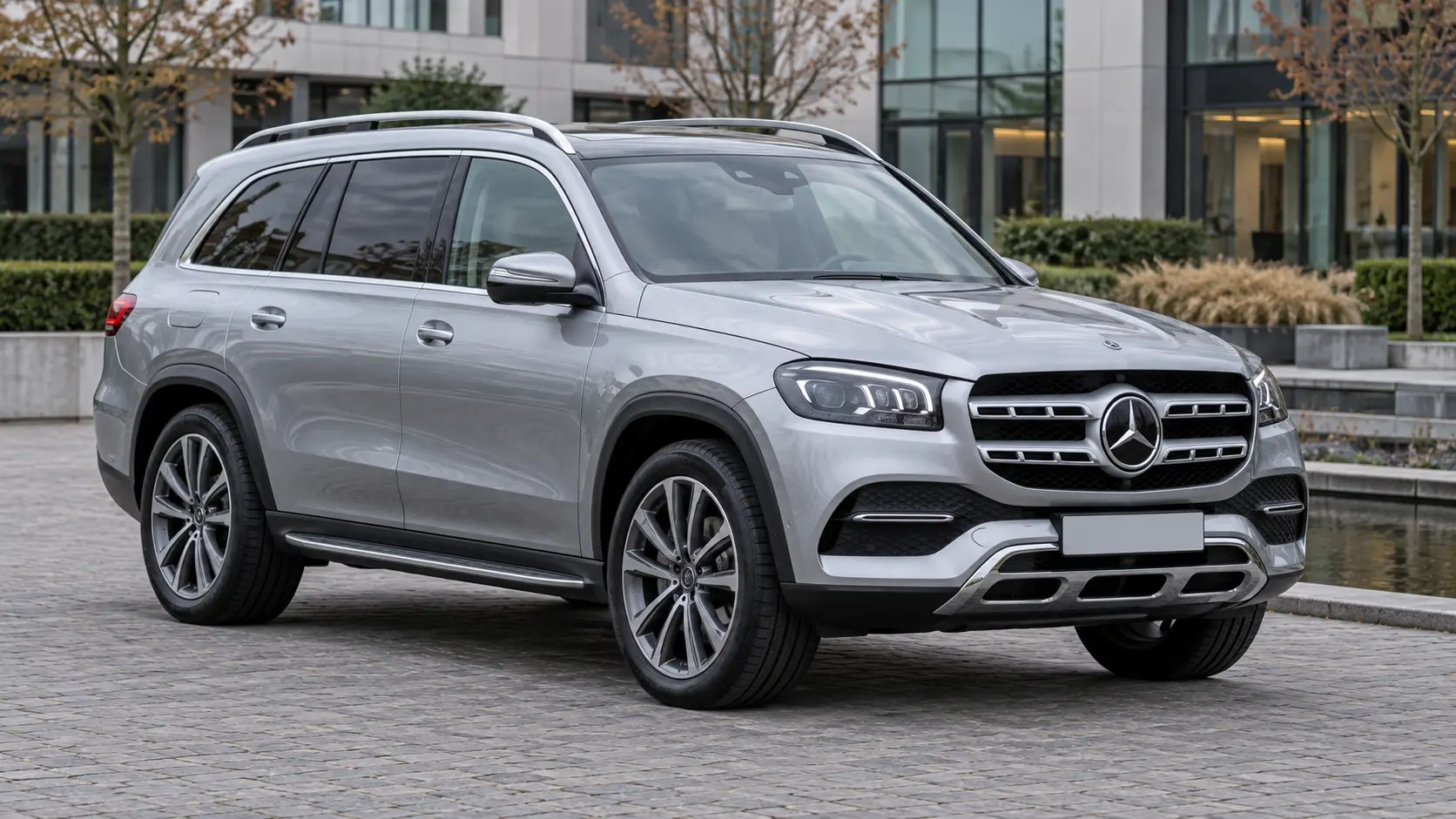Zilveren Mercedes-Benz GLS van de generatie vanaf 2019