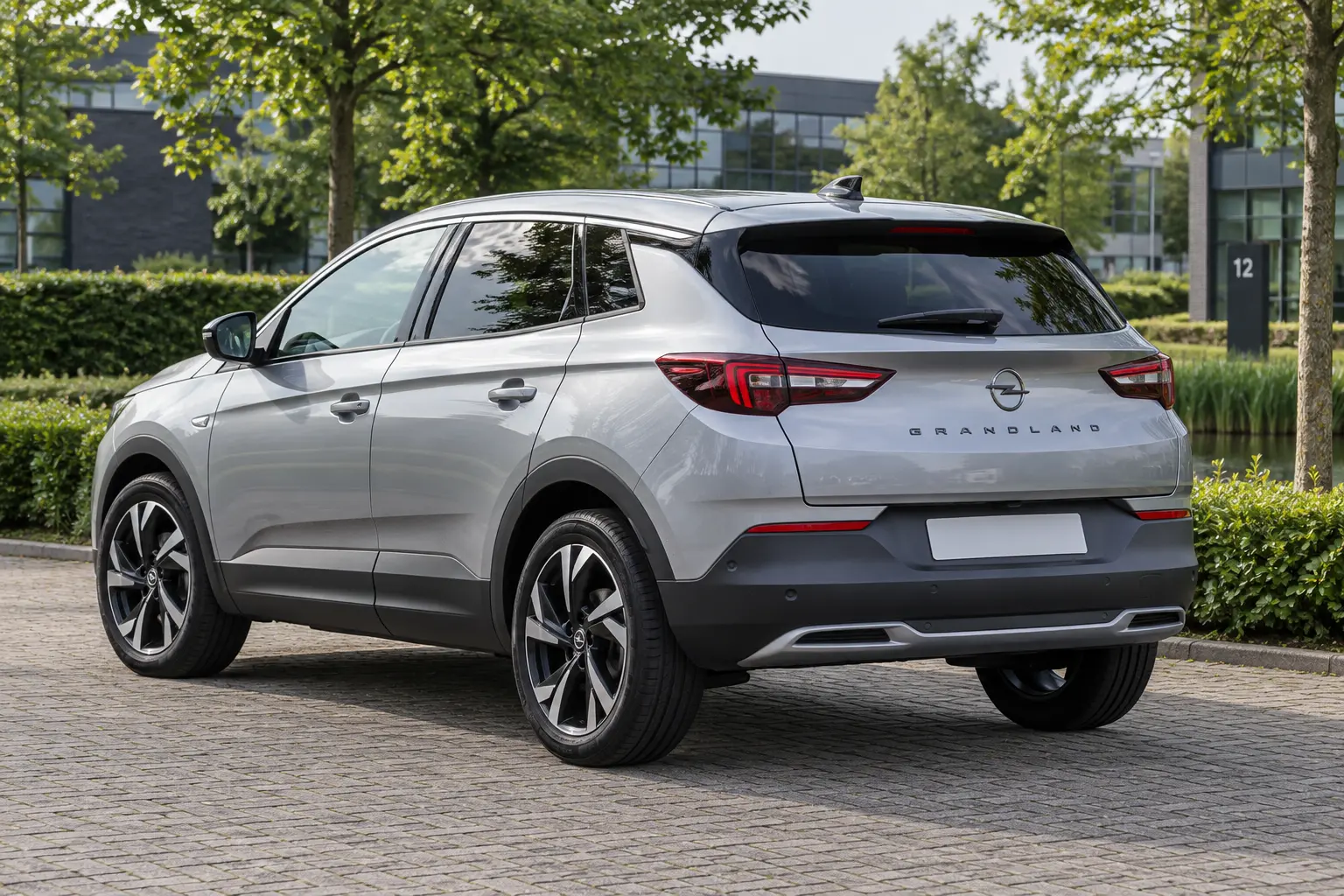 Opel Grandland Hybrid, Plug-in Hybrid of Hybrid4: stekker en aandrijving herkennen