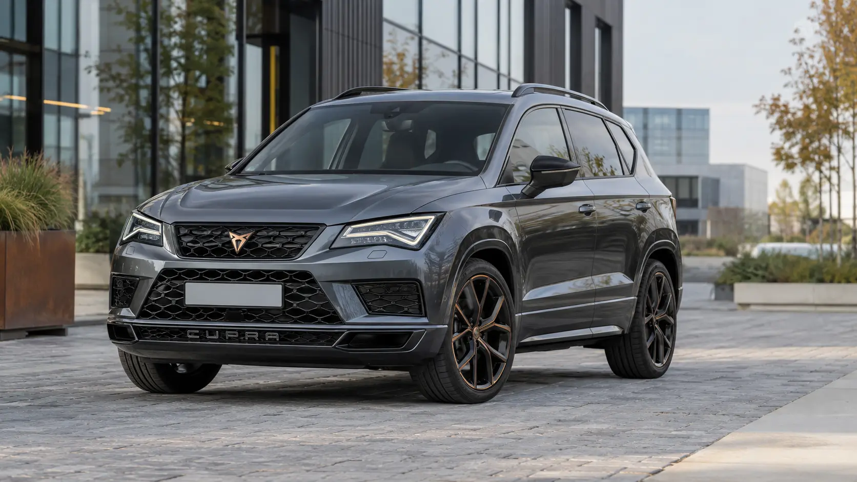 Grijze CUPRA Ateca SUV van voren bij een bedrijfspand