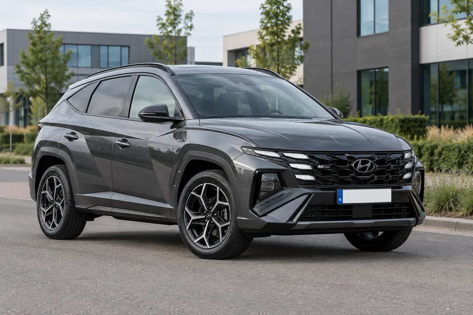 Grijze Hyundai Tucson N Line bij een bedrijfspand