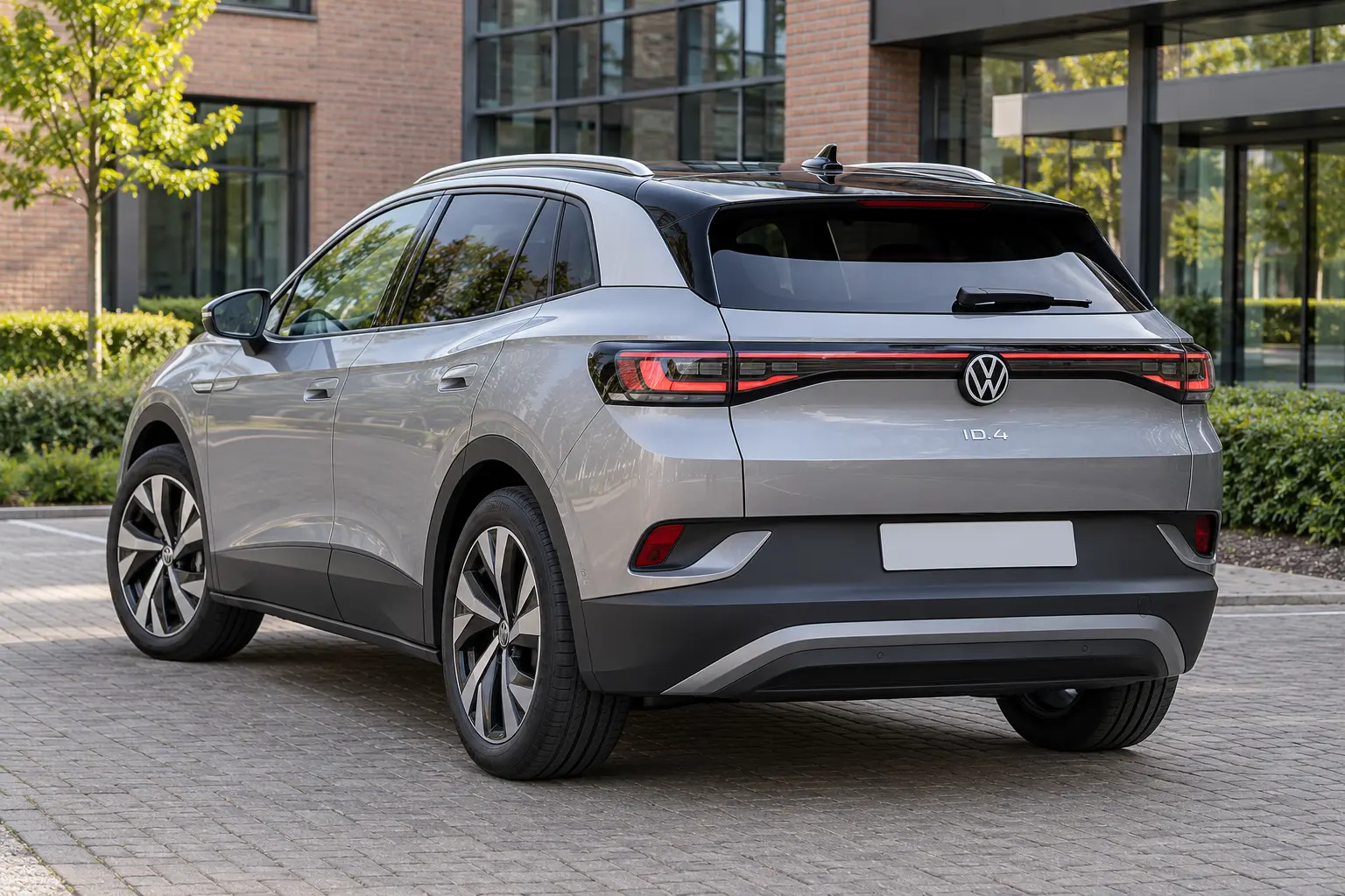 Zilverkleurige Volkswagen ID.4 van achteren
