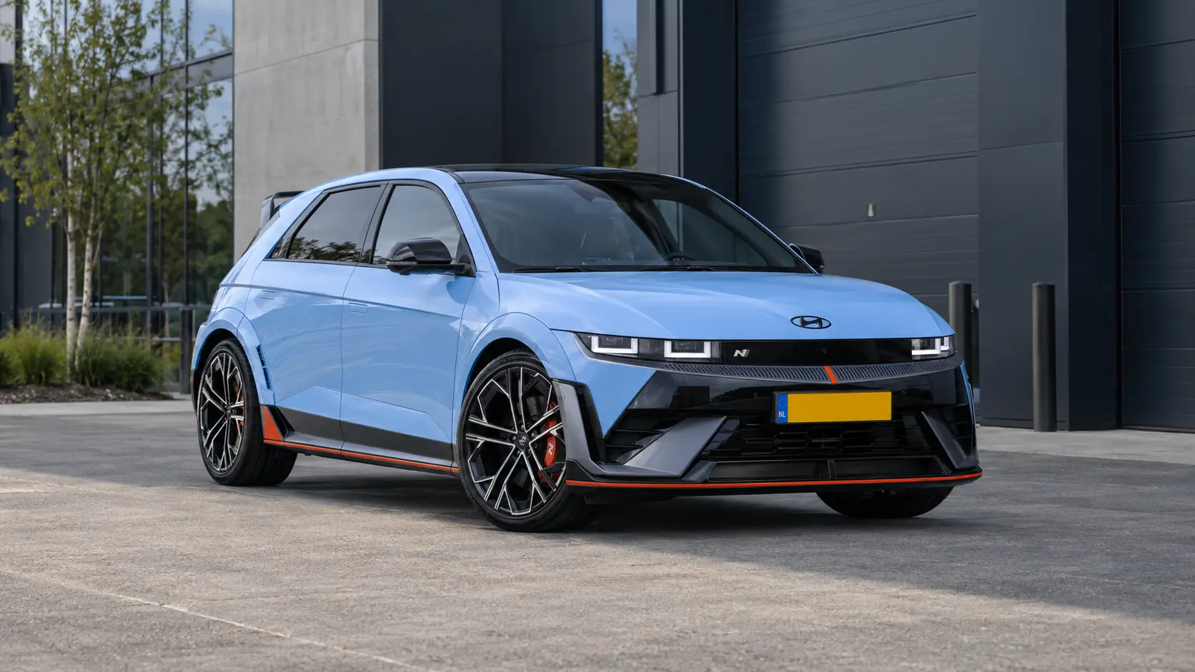 Blauwe Hyundai IONIQ 5 N met sportieve rode details bij een bedrijfspand