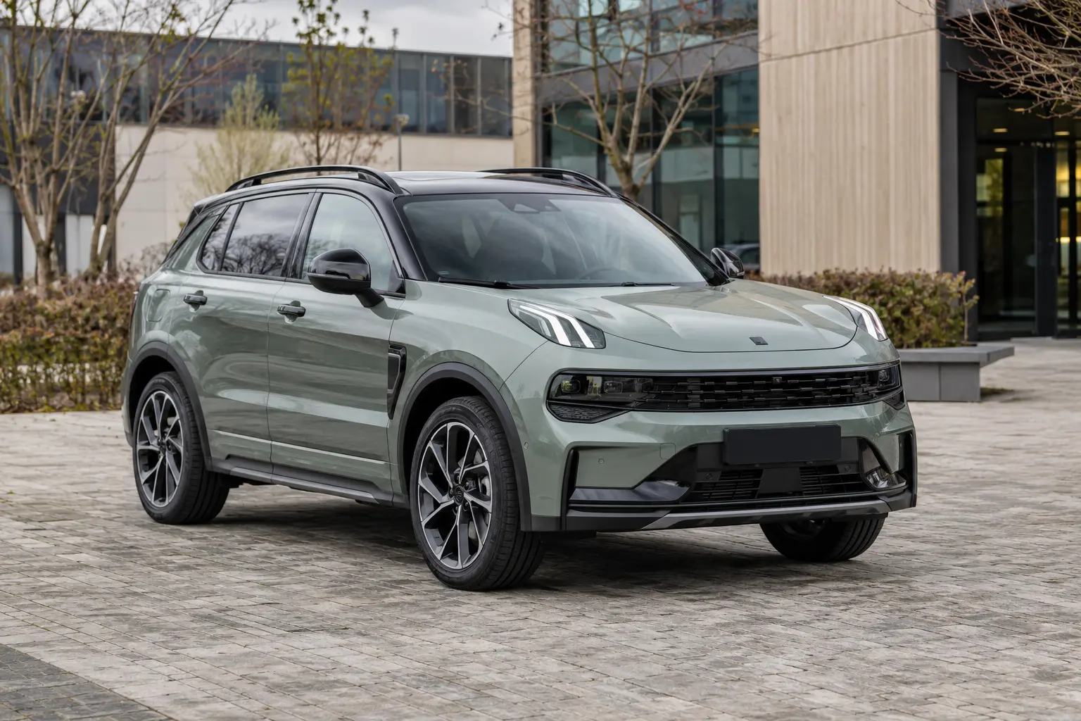 Groene Lynk & Co 01 bij een Nederlands kantoorpand