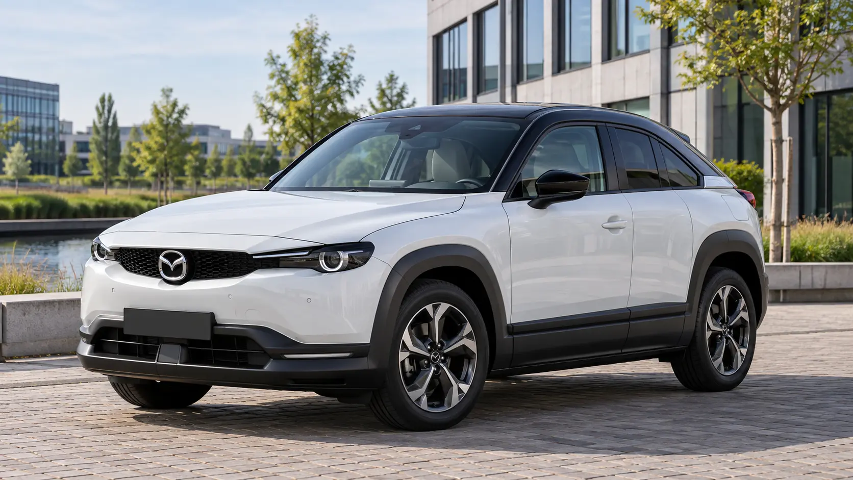 Witte Mazda MX-30 crossover met zwart dak
