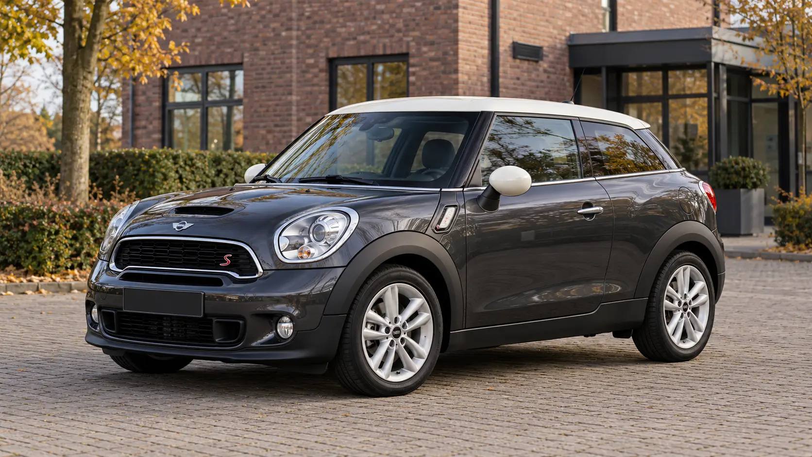 Grijze driedeurs MINI Paceman Cooper S met wit dak