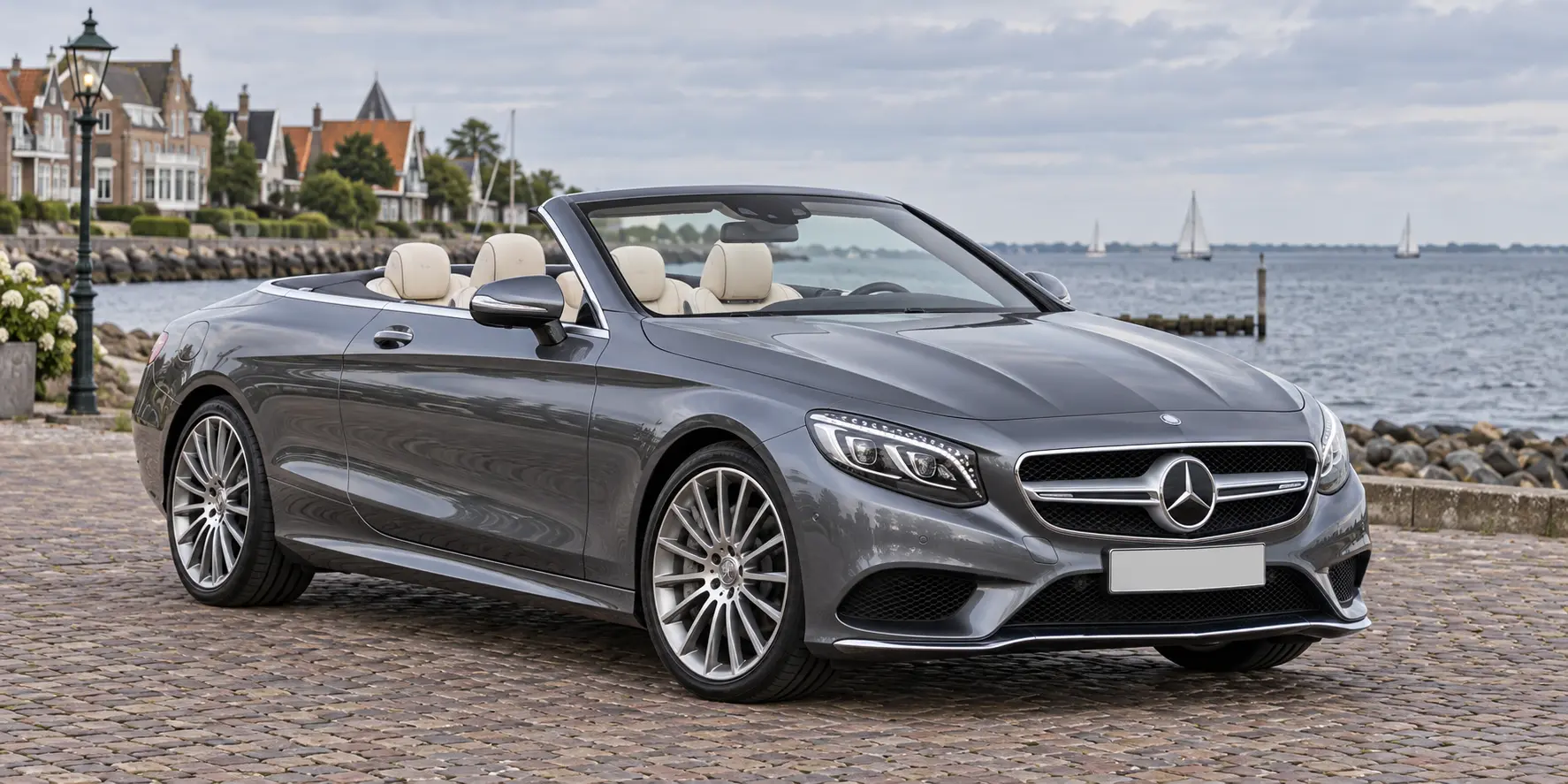 Grijze Mercedes-Benz S-Klasse Cabriolet A217 met geopend dak en vier zitplaatsen