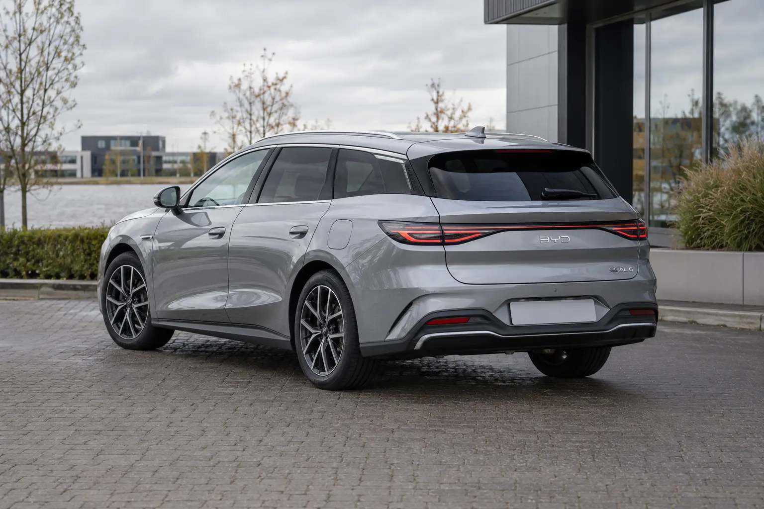 Grijze BYD SEAL 6 DM-i Touring met stationwagoncarrosserie van achteren