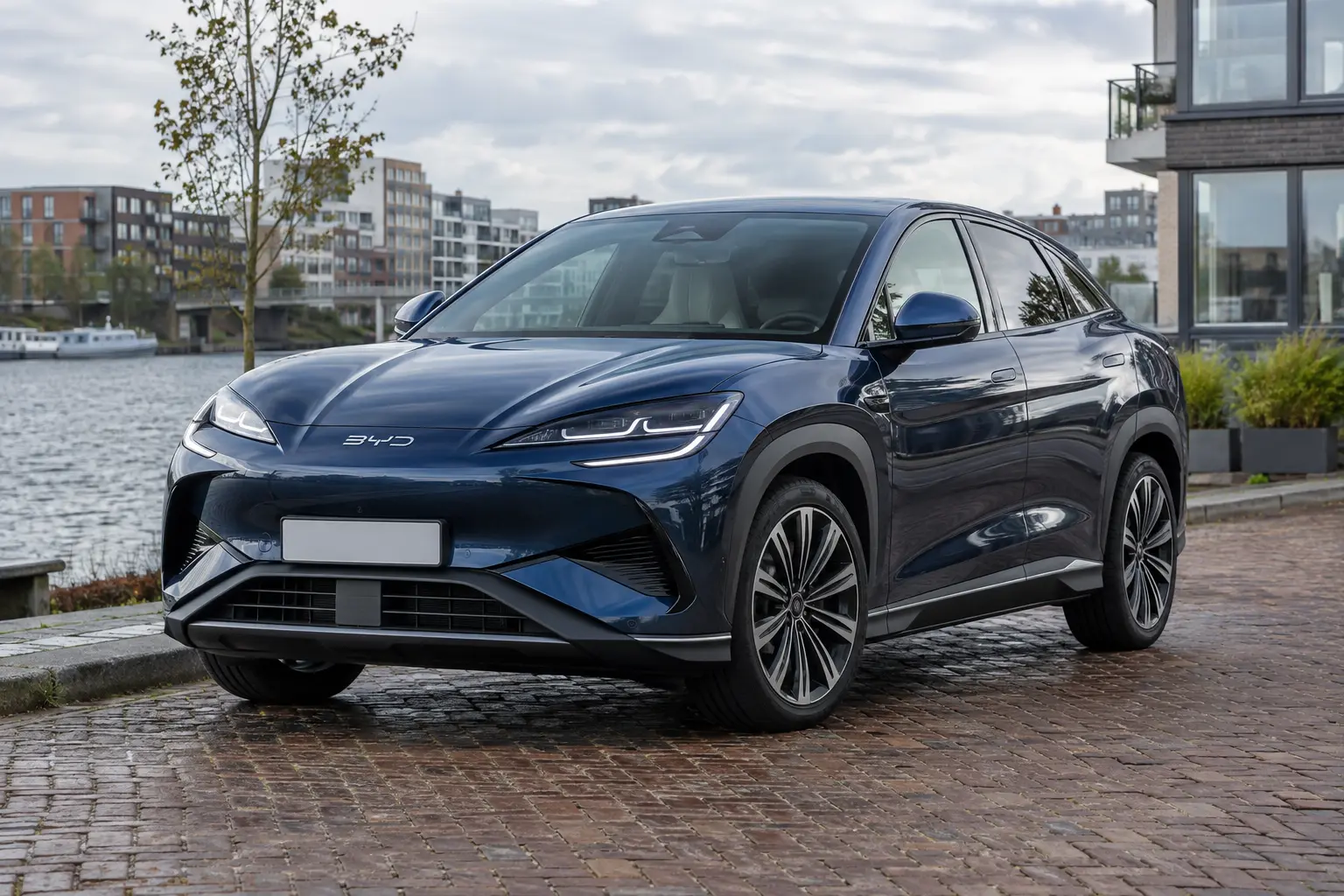 Donkerblauwe BYD SEALION 7 met aflopende SUV-daklijn