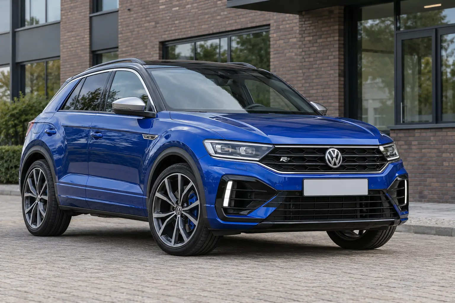 Blauwe Volkswagen T-Roc R van voren