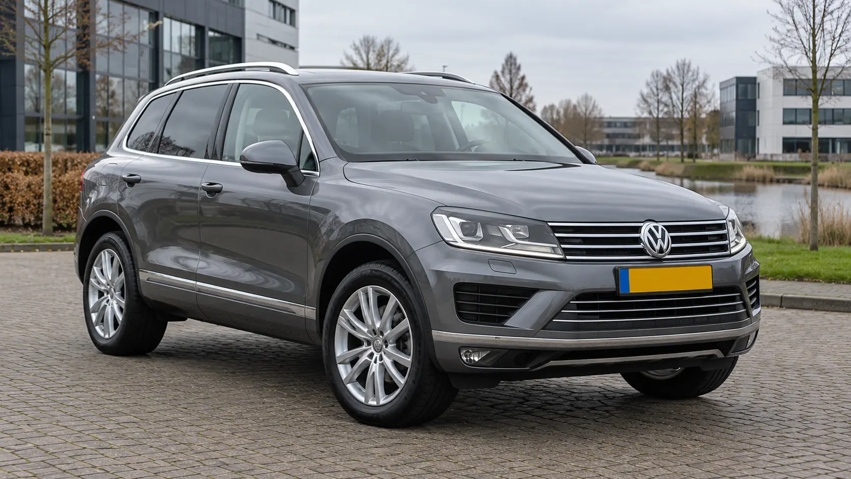 Grijze Volkswagen Touareg van de tweede generatie van voren