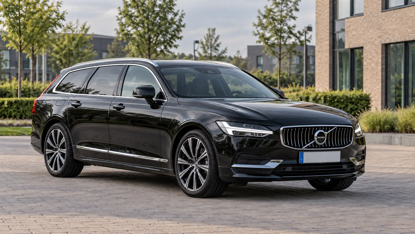 Zwarte Volvo V90-estate, van voren gezien
