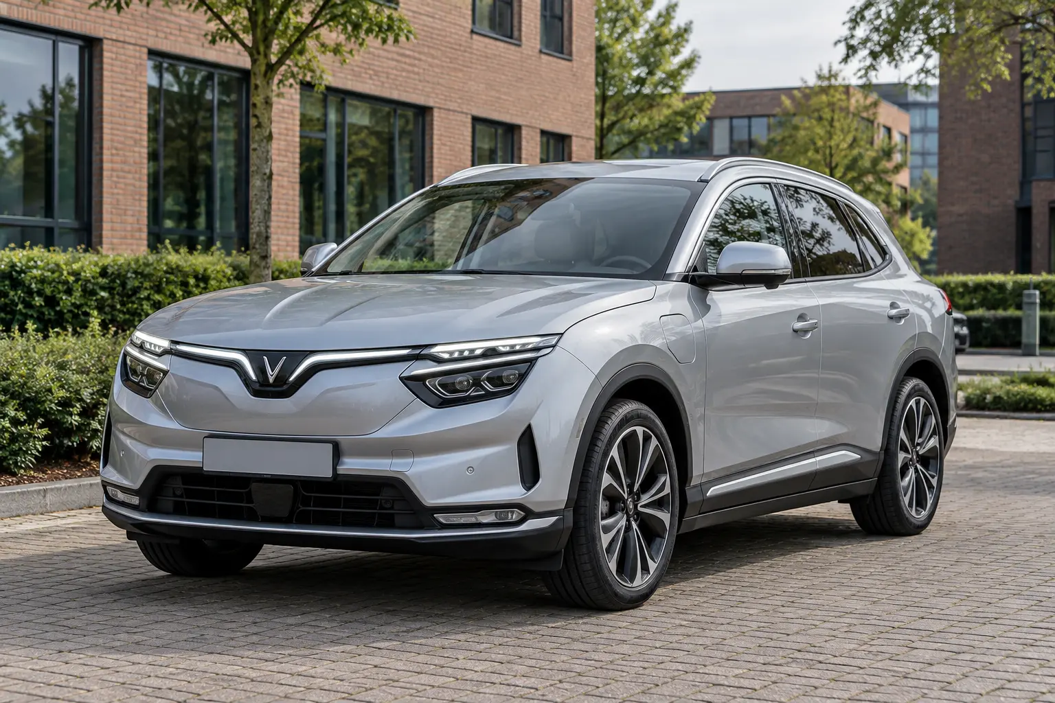 VinFast VF 8: zilverkleurige SUV van voren