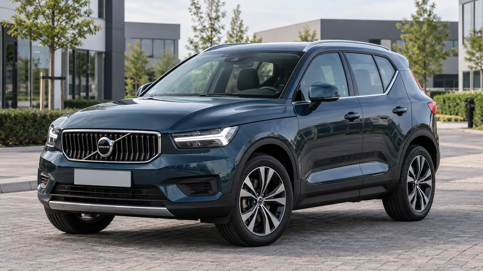 Blauwe Volvo XC40 benzine met open grille, van voren gezien