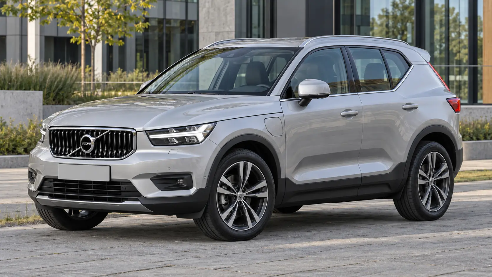 Zilveren Volvo XC40 Recharge-plug-in met laadklep vooraan