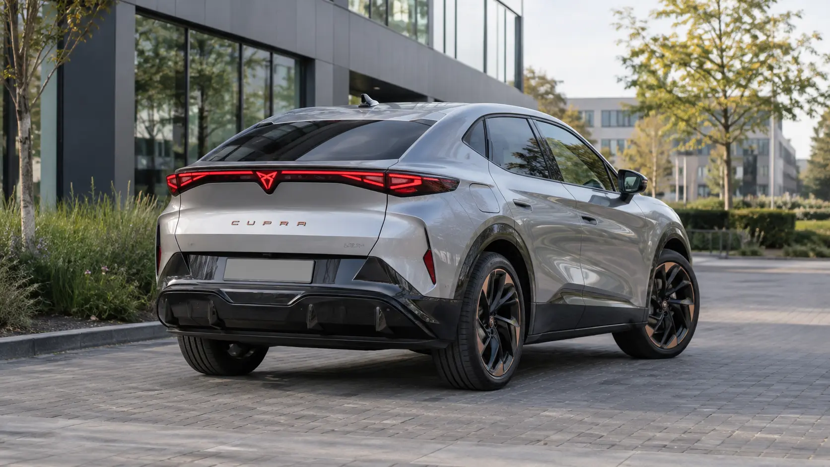 Zilveren CUPRA Tavascan SUV-coupé van achteren