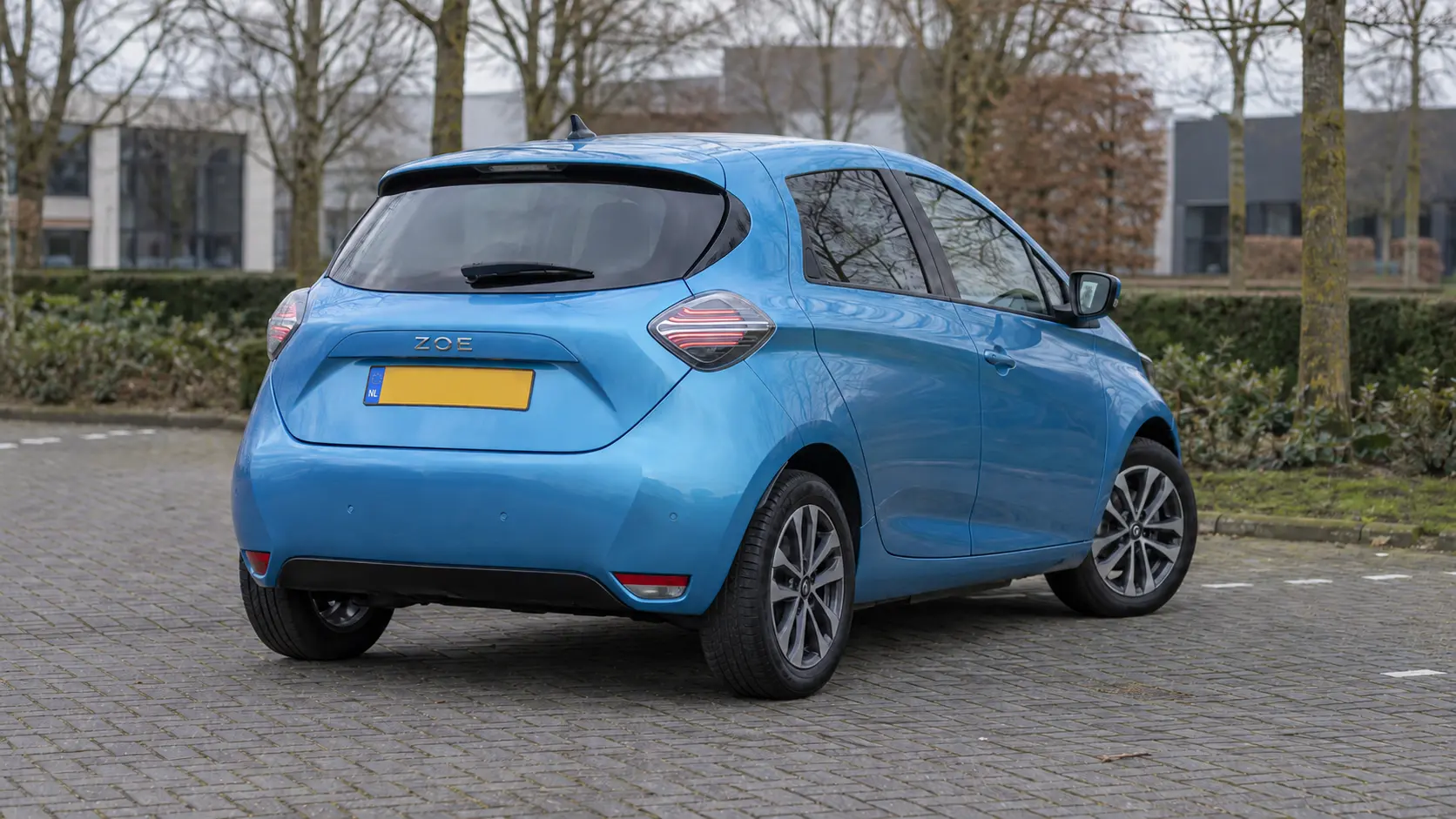zoe-rear-neutral-v1