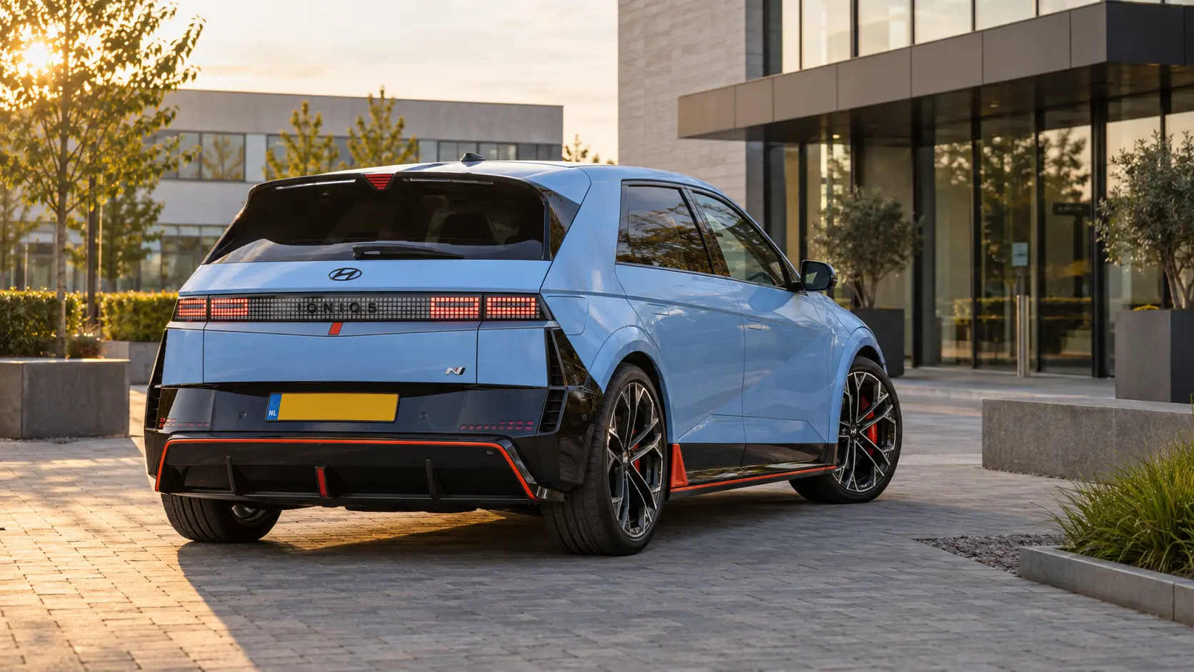Blauwe Hyundai IONIQ 5 N van achteren bij een zakelijke locatie