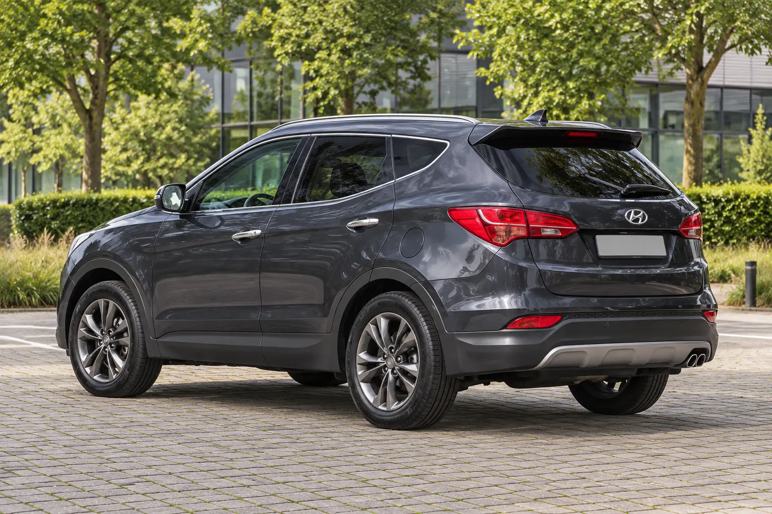 Donkergrijze Hyundai SANTA FE van de derde generatie, driekwart van achteren als algemene carrosserie-illustratie