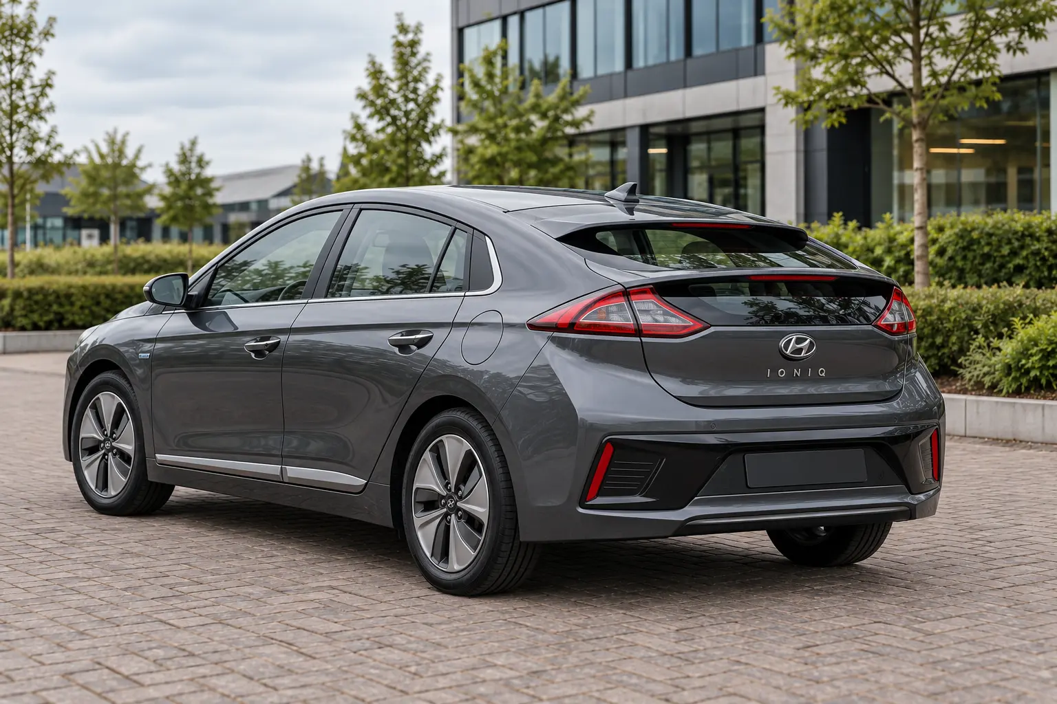 Illustratieve oorspronkelijke Hyundai IONIQ Electric van achteren; geen bewijs van accu, bouwjaar of uitrusting