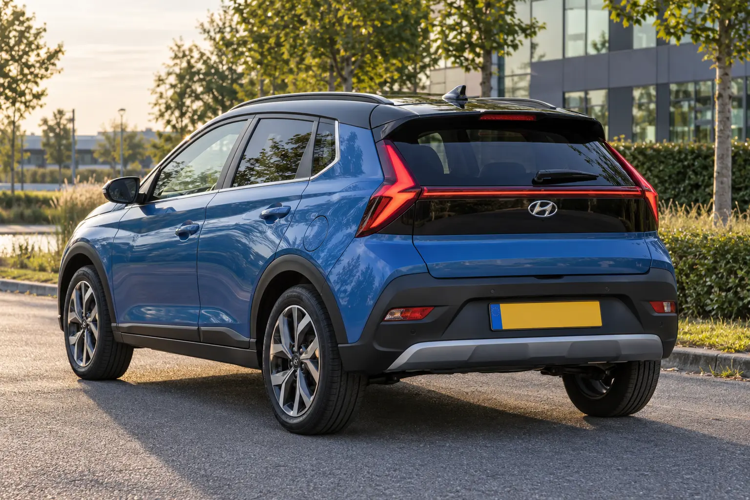 Illustratieve blauwe Hyundai BAYON schuin van achteren; uitrusting en aandrijflijn verschillen per exemplaar