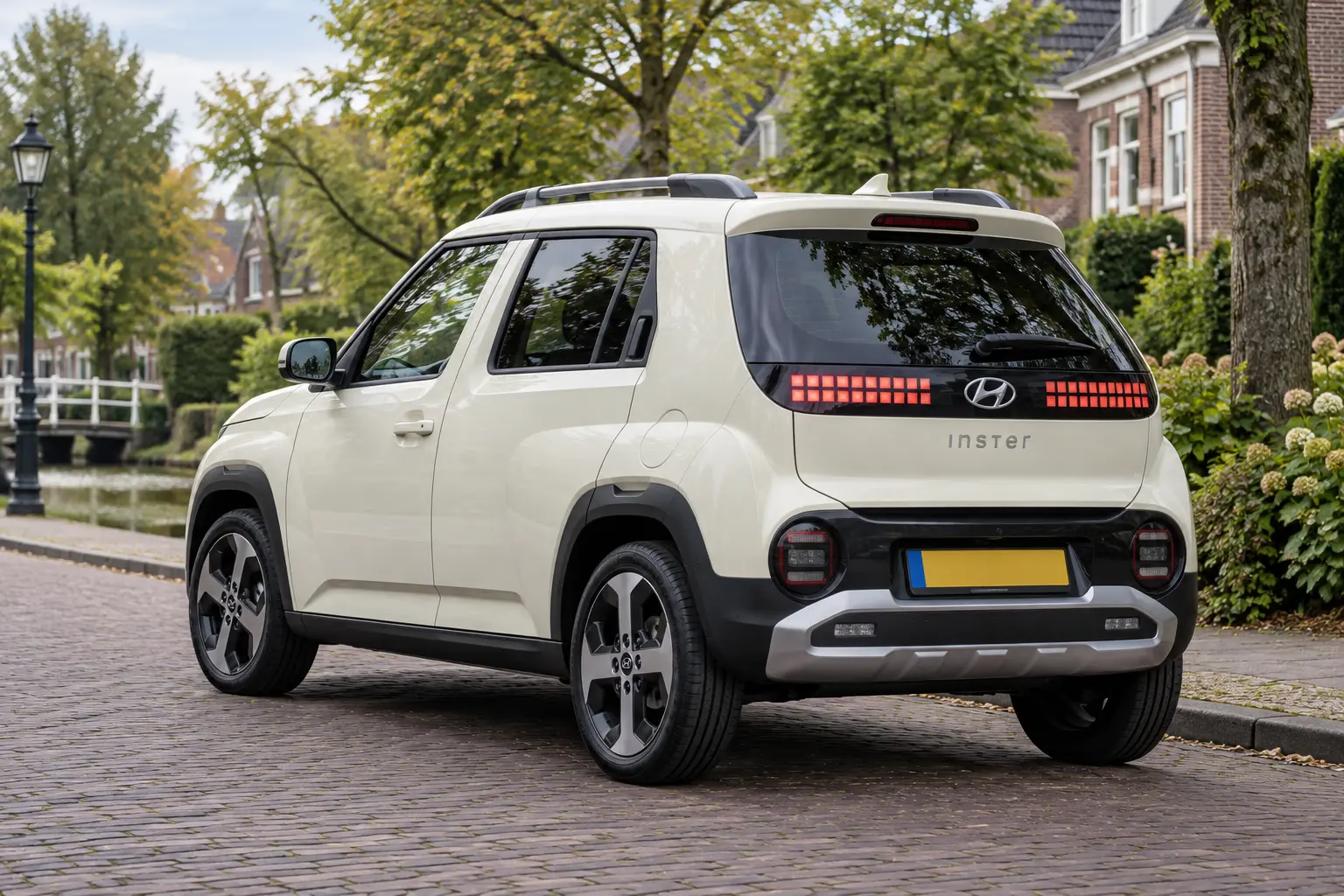Illustratieve Hyundai INSTER van achteren; modelbeeld zonder bewijs van accupakket, zitindeling of opties