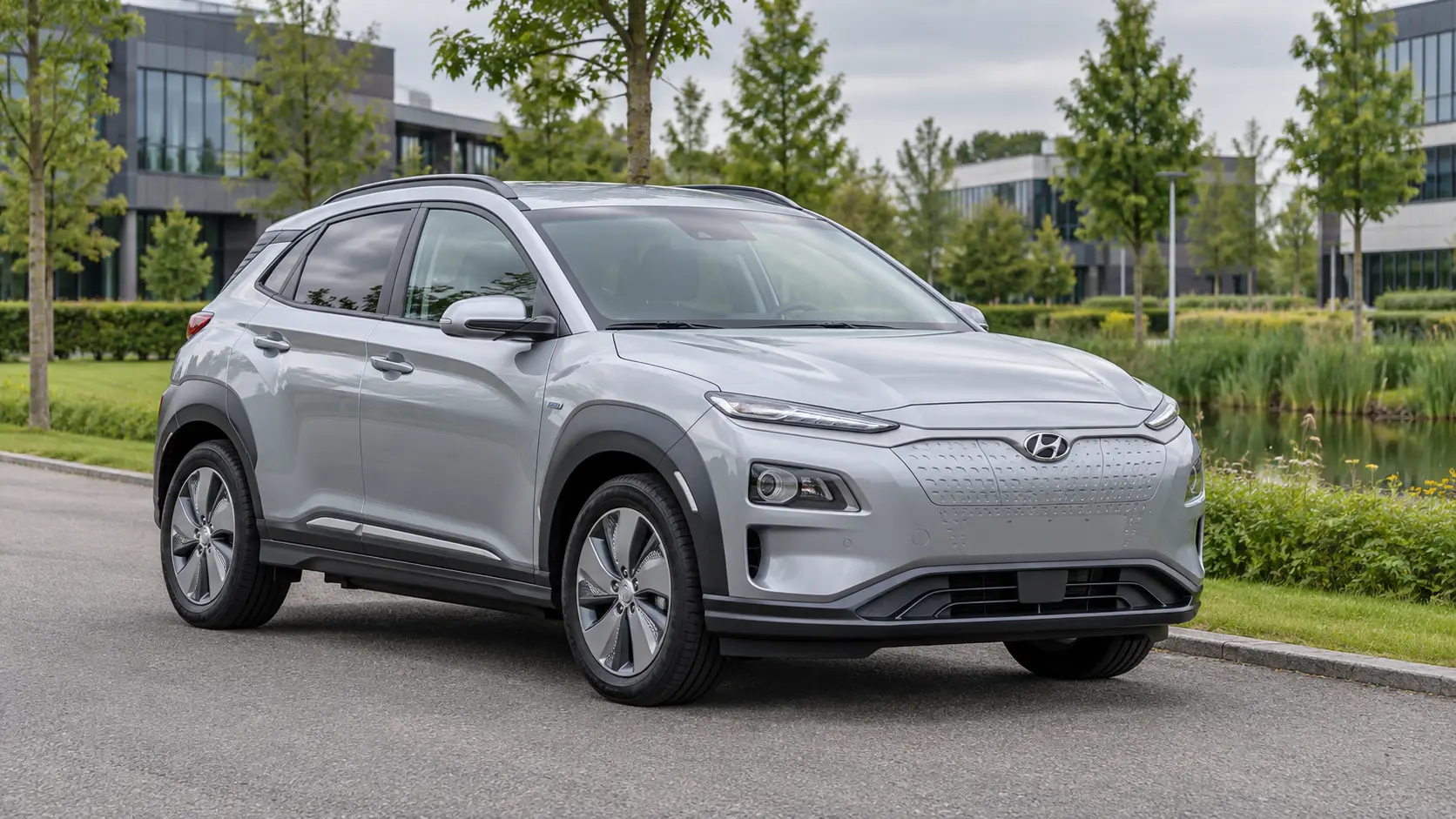 Hyundai KONA Electric van de eerste generatie in zilver, driekwart van voren