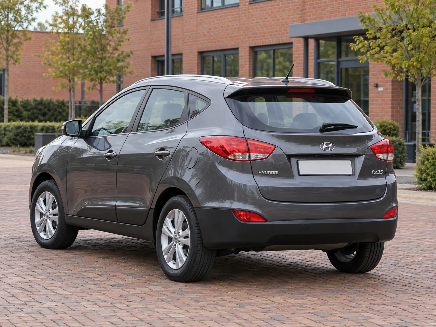 Illustratieve gewone Hyundai ix35 van achteren; het uiterlijk bewijst geen motor, automaat of vierwielaandrijving