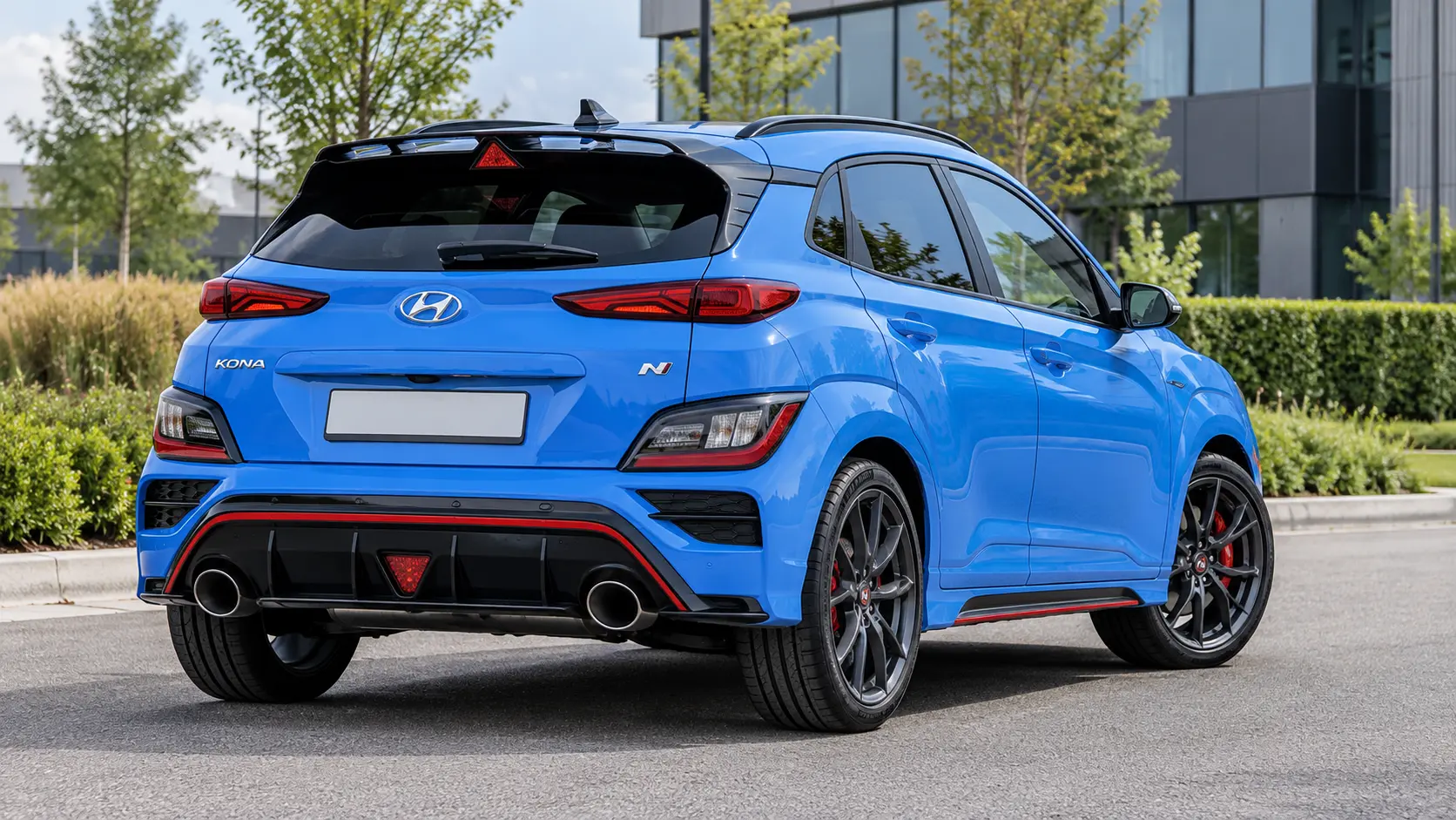Blauwe Hyundai KONA N van achteren met sportspoiler, rode accenten en twee ronde uitlaten