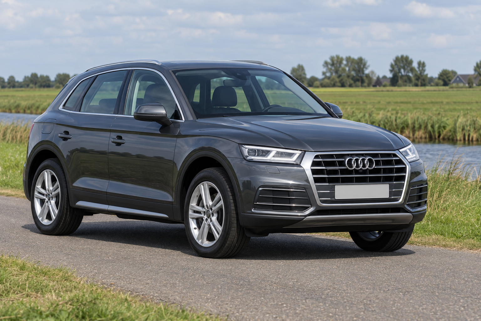 Audi Q5 van de tweede generatie met reguliere SUV-carrosserie, op een rustige buitenweg