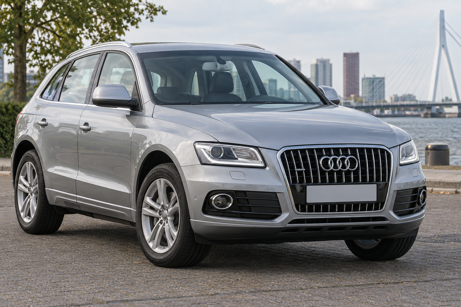 Audi Q5 van de eerste generatie met reguliere SUV-carrosserie, schuin van voren gezien