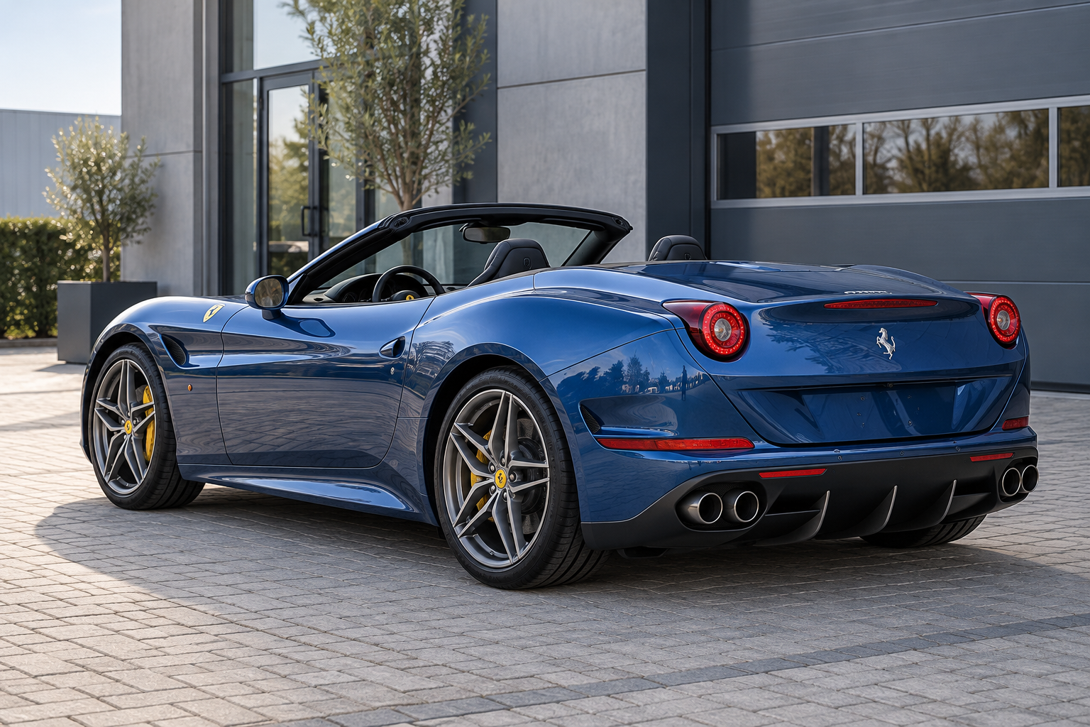 Blauwe Ferrari California T met open hardtop, schuin van achteren