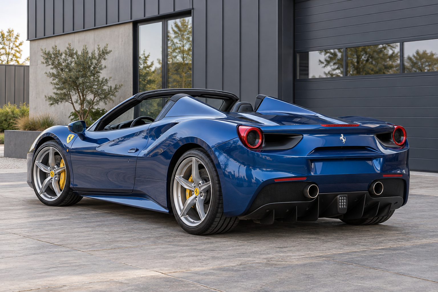 Blauwe Ferrari 488 Spider met open hardtop, schuin van achteren