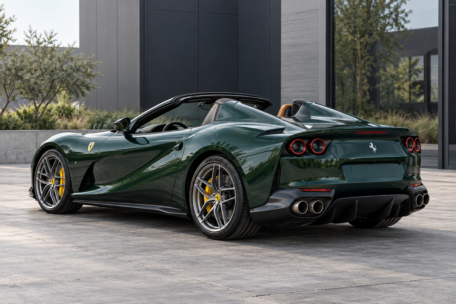 Donkergroene Ferrari 812 GTS met geopend dak, schuin van achteren