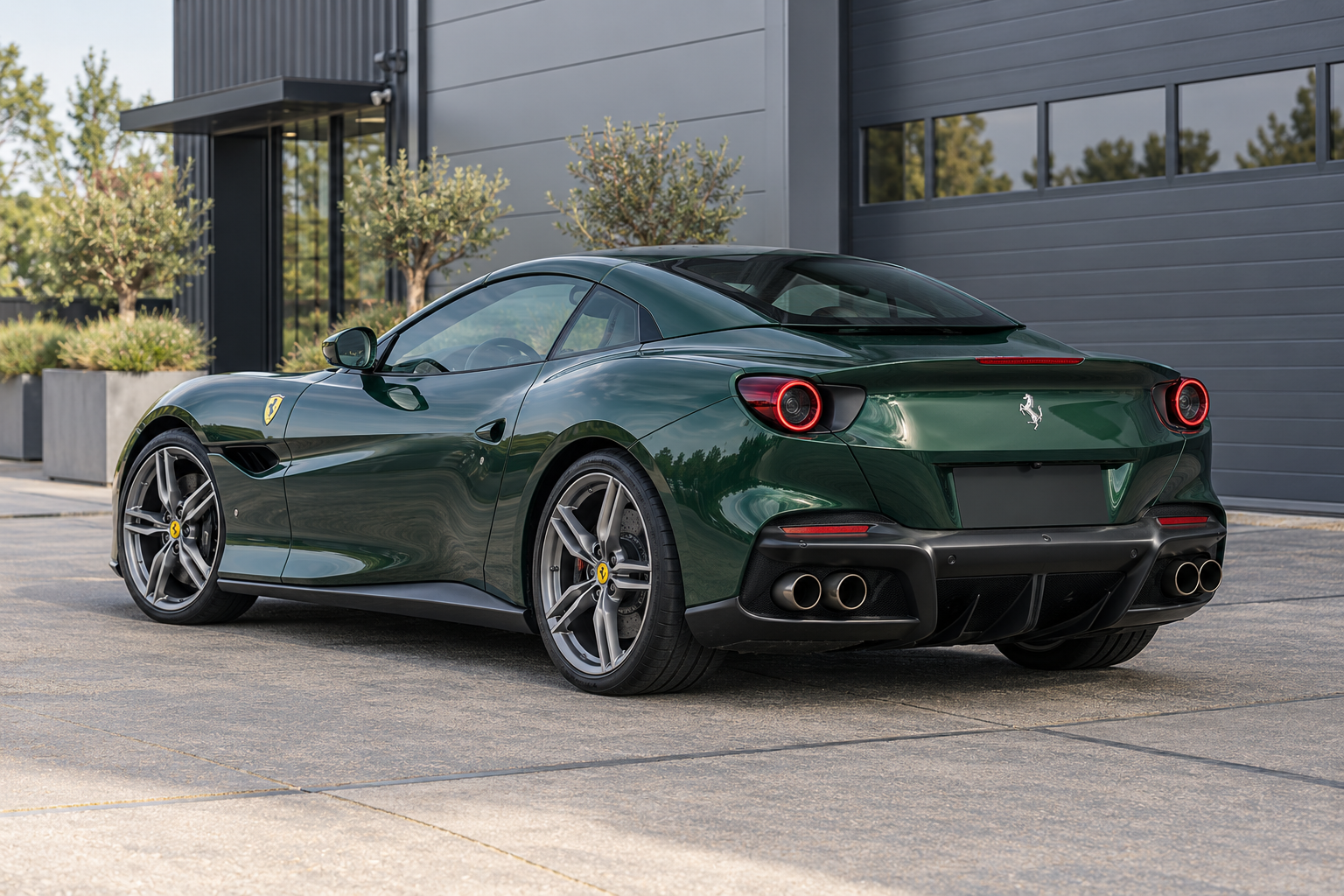 Donkergroene Ferrari Portofino M met gesloten hardtop, schuin van achteren