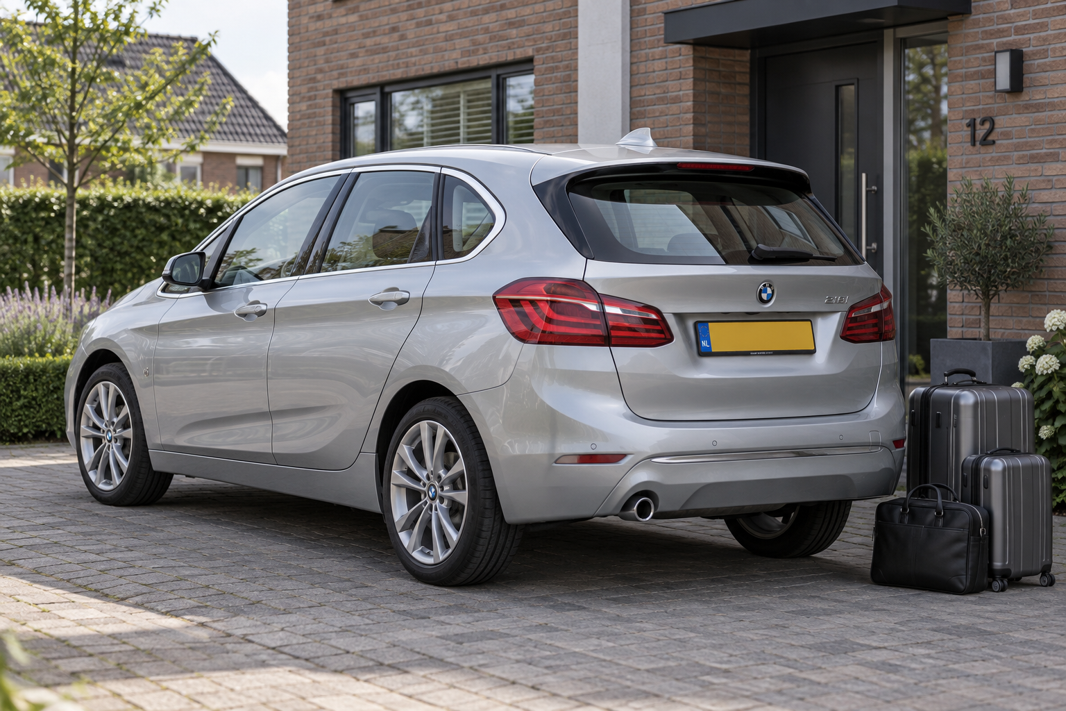 BMW 2 Serie Active Tourer F45 bij een woning, met ruimte achter de auto voor dagelijkse bagage