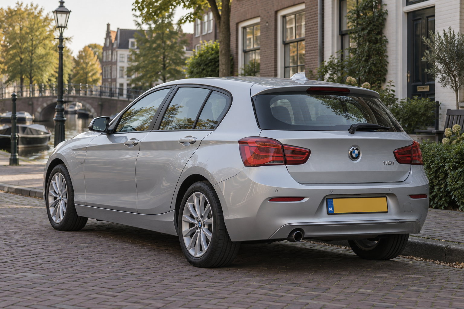 Zilveren BMW 1 Serie F20 facelift vijfdeurs, schuin van achteren