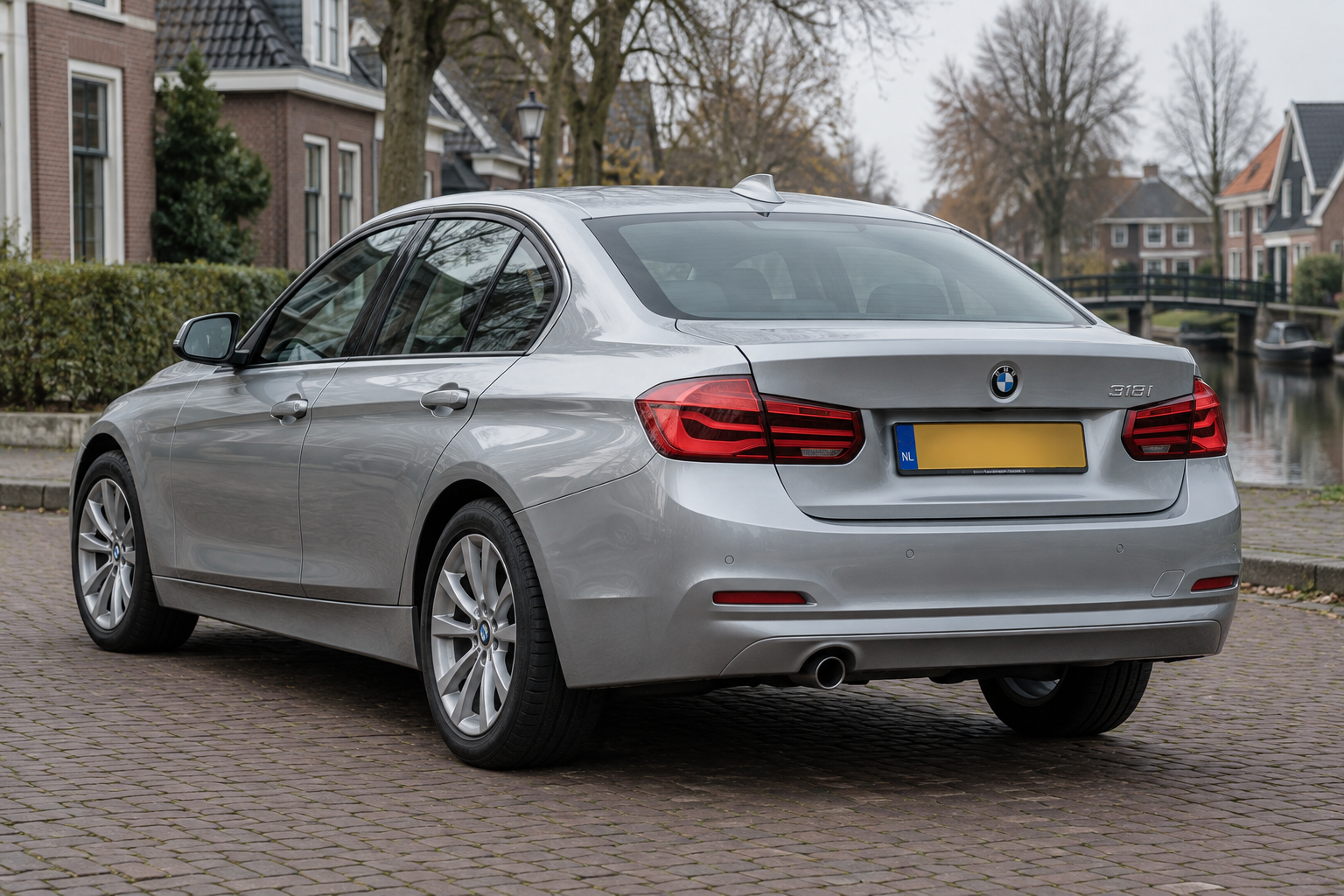Zilveren BMW 318i uit de F30-reeks bij woningen