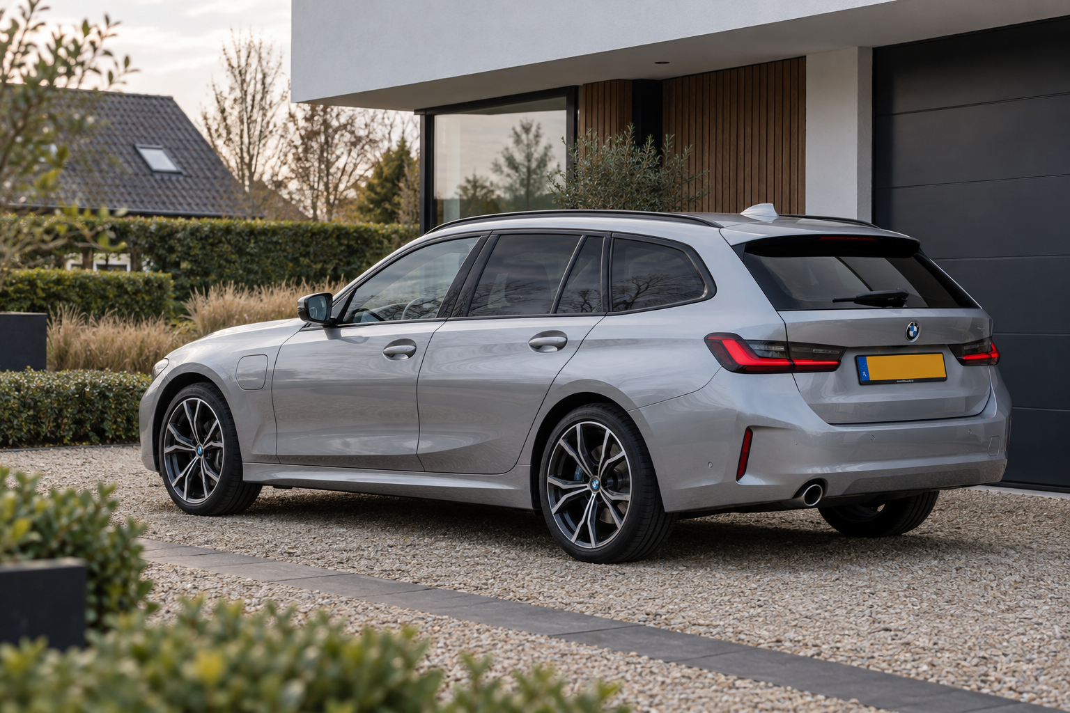 Zilveren BMW 3 Serie Touring op een Nederlandse oprit