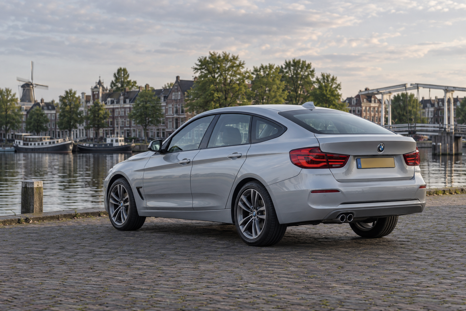Zilveren BMW 3 Serie Gran Turismo langs een Nederlandse gracht