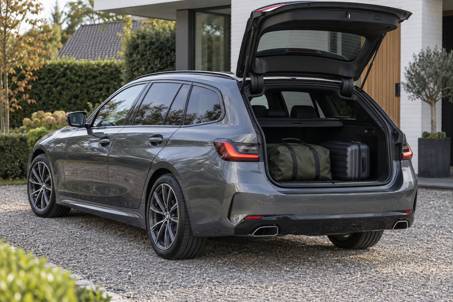 BMW 3 Serie Touring met geopende achterklep en weekendbagage